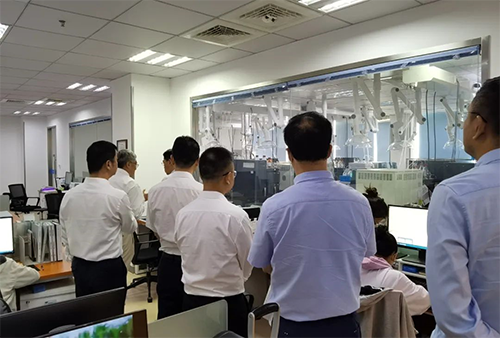 陈博士向导杨副市长一行人旅行了BJL平台规范化的先进实验室，，，，，，解说了药物临床前的研发和IND申报流程。。。。。
