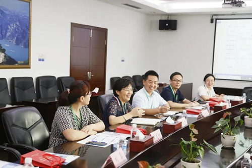 宜昌人福药业副总裁、总工程师李莉娥，，，，产品开发中心主任吕金良，，，，副主任吴有斌、曲龙妹等