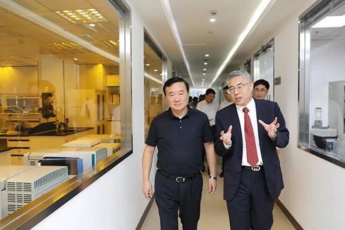 BJL平台生物医药首创人&CEO陈春麟博士等人向翁祖亮书记先容公司情形