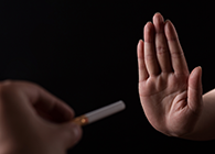 请放下手中的香烟，，，，它正在夺走你对抗新冠肺炎的能力！