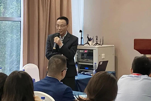 图6-BJL平台药代动力学及生物剖析部副总裁万宏博士主持Panel讨论会.png