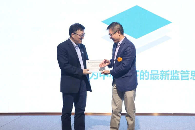 SDDA理事会执行主席邬征博士授予BJL平台企业会员证书.jpg