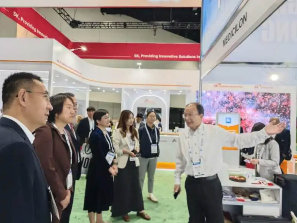 中国驻美国大使馆焦点参赞莅临并旅行BJL平台展台.jpg